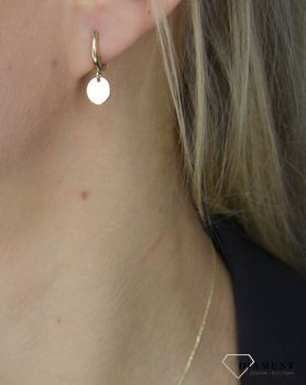 Złote kolczyki 585 wiszące gładkie kółko 💎 Złote kolczyki z wiszącym serduszkiem, które zostało ozdobione błyszczącą cyrkonią  (3).JPG